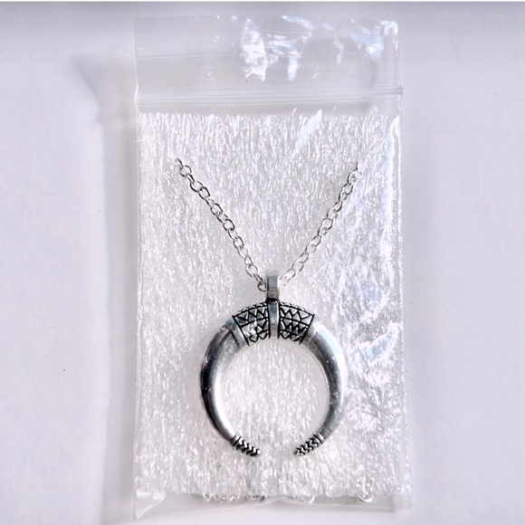 New in Package Silver Half 🌙 Crescent Moon Necklace - Picture 1 of 2